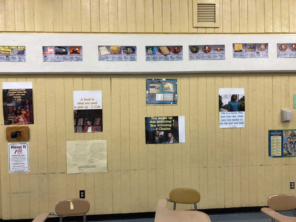 Mannyfestmbm's tweet photo. I was so nervous I forgot to post pics of my classroom #MrTaylor #1stYearTeacher https://t.co/krWiSLK39y