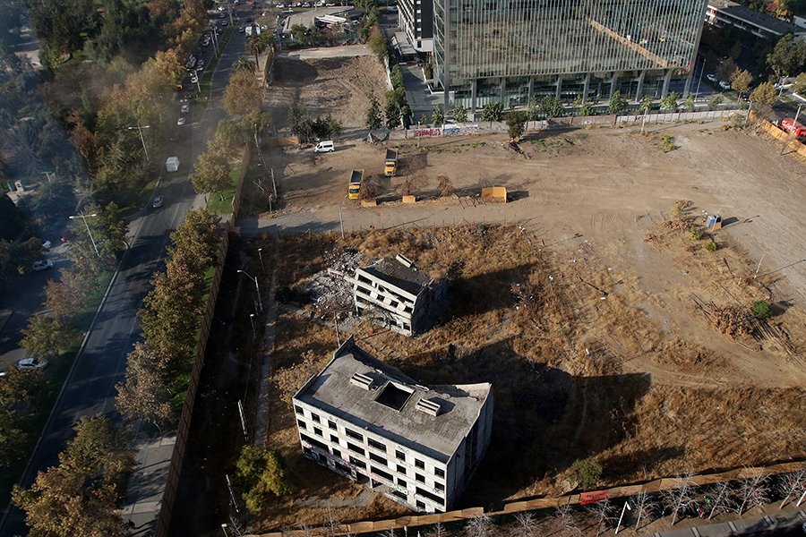 IEU_T's tweet photo. "Los escombros del urbanismo neoliberal: el caso de Villa San Luis", columna de opinión de la investigadora de nuestro instituto y @CentroCOES, Carolina Aguilera.

➡️https://t.co/4N9GbdsoE0 https://t.co/CG31AsZqqT