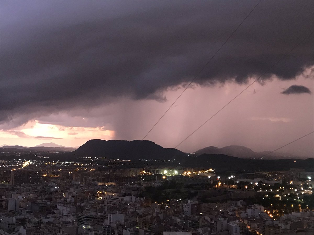 javinchin's tweet photo. Tormentón desde el Castillo de Santa Bárbara (Alicante) @tiempobrasero https://t.co/eI18EGPrzT