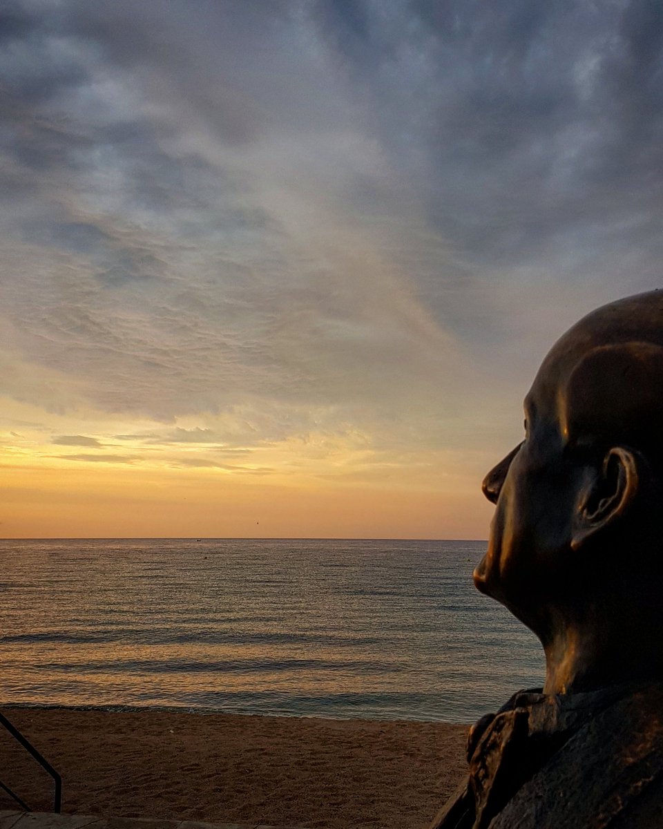 GispertJulia's tweet photo. I el sol omplirà els teus ulls amb milers d'albades.
#Blanes #CostaBrava #albada #sunrise #léver_du_soleil #KarlFaust #324eltemps https://t.co/05VkmbpXMh