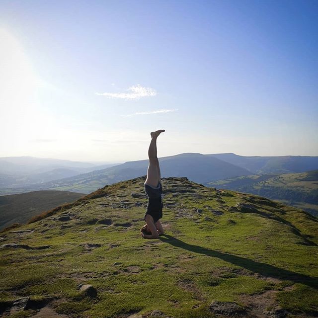 yogafrome's tweet photo. First night away without children in seven years. Climbed Sugar Loaf and did a headstand in celebration!

#headstand #sirsasana #iyengaryoga #yoga #monmouthsire
#abergavenny #instayoga #yogapose #yogainspiration #strikeapose #asana #yogaeverywhere #yogi … https://t.co/PssEyUbJxn https://t.co/MrZcq7Yol3