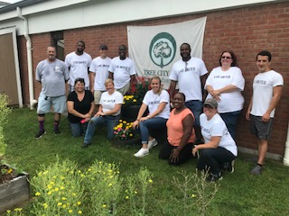 GoodwinGator's tweet photo. United Way collaboration with Pratt &amp; to harvest and clean up Goodwin Elementary School Community Garden. https://t.co/w4QMZKlSF4
