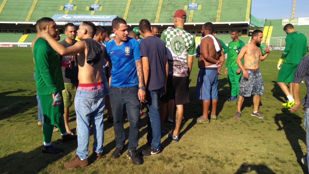 lucas_rossafa's tweet photo. #Guarani | Um grupo de torcedores esteve presente no Brinco de Ouro na tarde desta terça-feira. Com protestos, bugrinos exigiram entrada ao gramado para um bate-papo com os atletas antes do treino. Cobrança foi pesada para que Alviverde deixe a zona de rebaixamento da Série B. https://t.co/QfqYMaaWV6