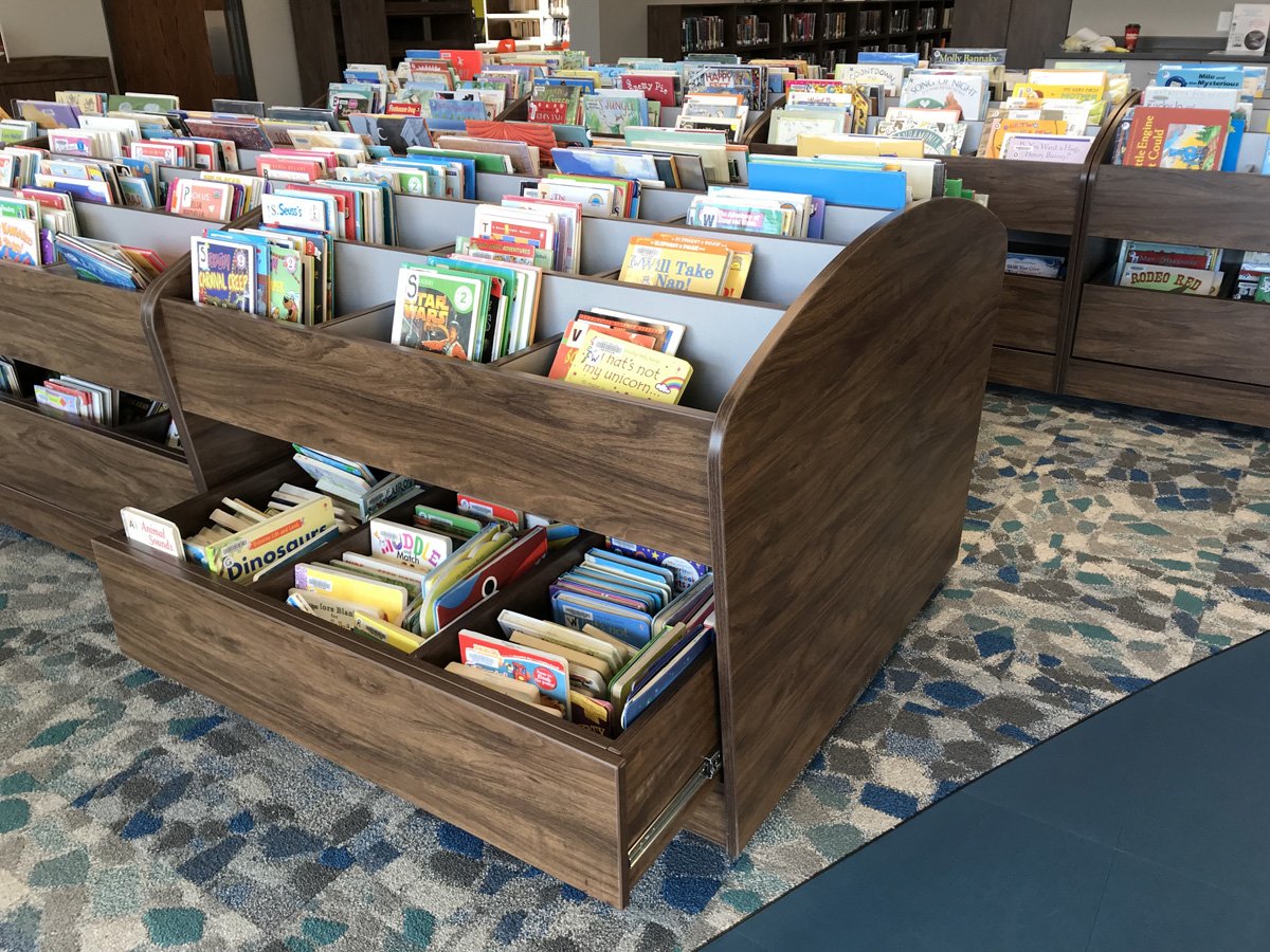stratisind's tweet image. With 18 compartments on top,  easy pull out drawers on each side and heavy duty casters, these library flip carts keep books organized and are easy to maneuver.
#librarycarts #libraryfurniture #customfurniture #custombookbins