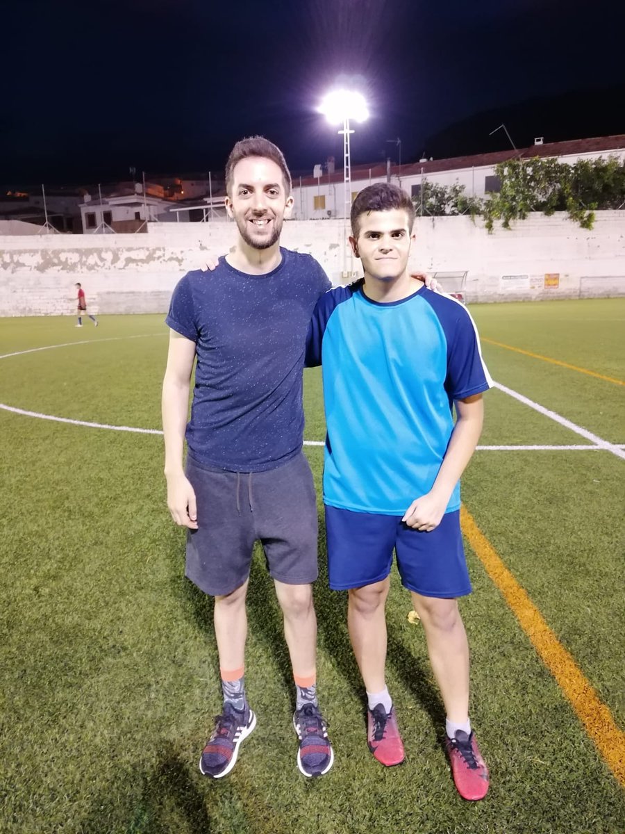 OrceraCF's tweet photo. Hoy en los entrenamientos de #ORCJuvenil y #ORCinfantil hemos tenido la visita ilustre de nuestro ex-canterano de antes de que se dedicará a hacer el #Pachacho 👤 @davidbroncano https://t.co/BIwZ4CA96S