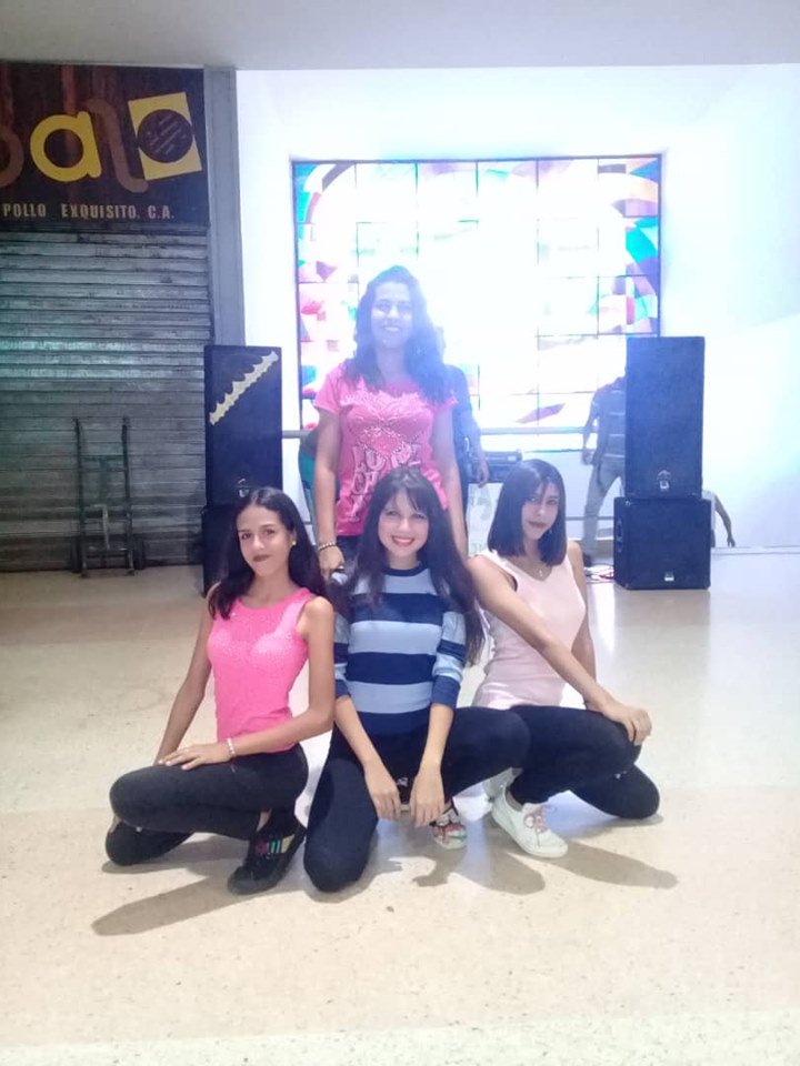 SinlimitesDe's tweet photo. Mil gracias mi gente bella de Barinas por el apoyo incondicional que nos siguen dando, Gracias C.C Cima por abrirnos sus puertas seguimos creciendo como Bailarines haciendo lo que nos gusta
Presentacion en el C.C Cima #Sinlimitesbarinas #animopues #DiosTeBendiga @MinKarol5 @Pedro https://t.co/6Ir9vx0Zkj