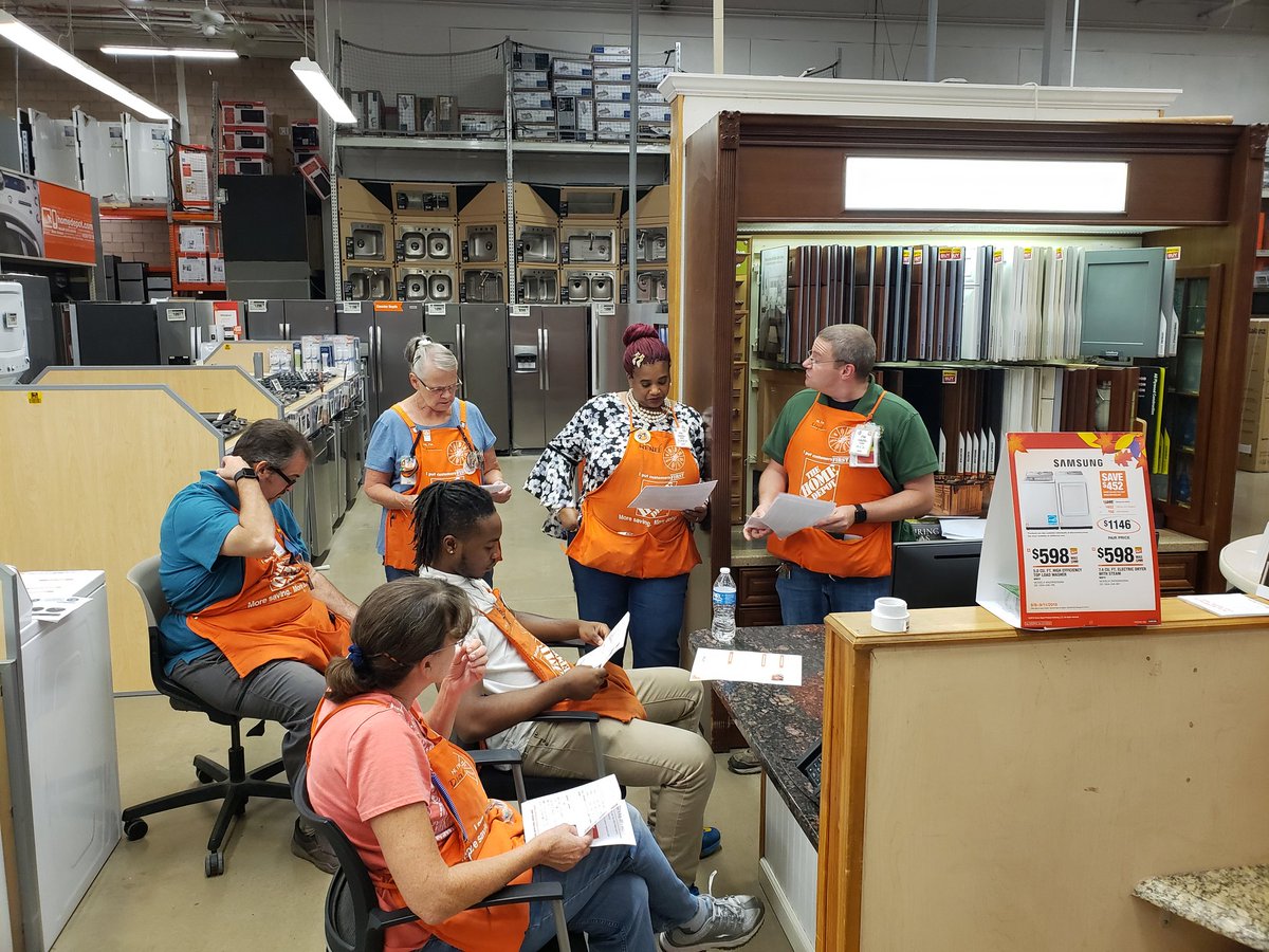 SASMChris1603's tweet photo. Lloyd driving leads, credit and sale promos with our specialists and core associates at Specialty Tuesday! Can't say enough about the job he's doing!
#CoachTrainDevelop #SpecialtyTuesday @Matt_SM_1603 @masmMikeZ_1603 @MYoungsonDSM @b_mungul @HDguyDE https://t.co/gP3vpvqWip