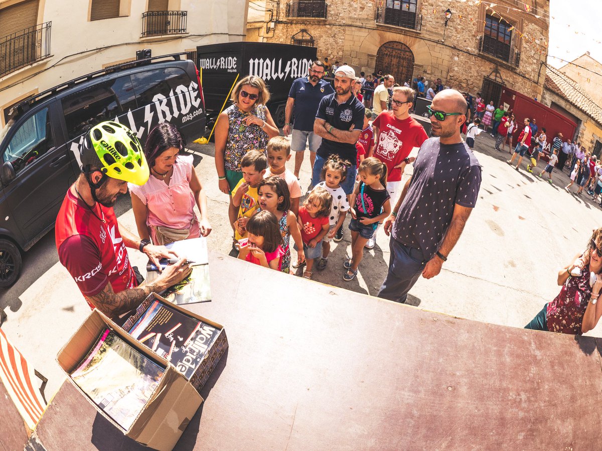 DavidCachon's tweet photo. Divertido #show el de hoy en Odón (Teruel) muy buena gente con ganas de pasarlo bien #bikeshow #bikedemo #exhibicionbike #trialshow ⛰ #odón #teruel #bikejump https://t.co/wSEjc2y3YF
