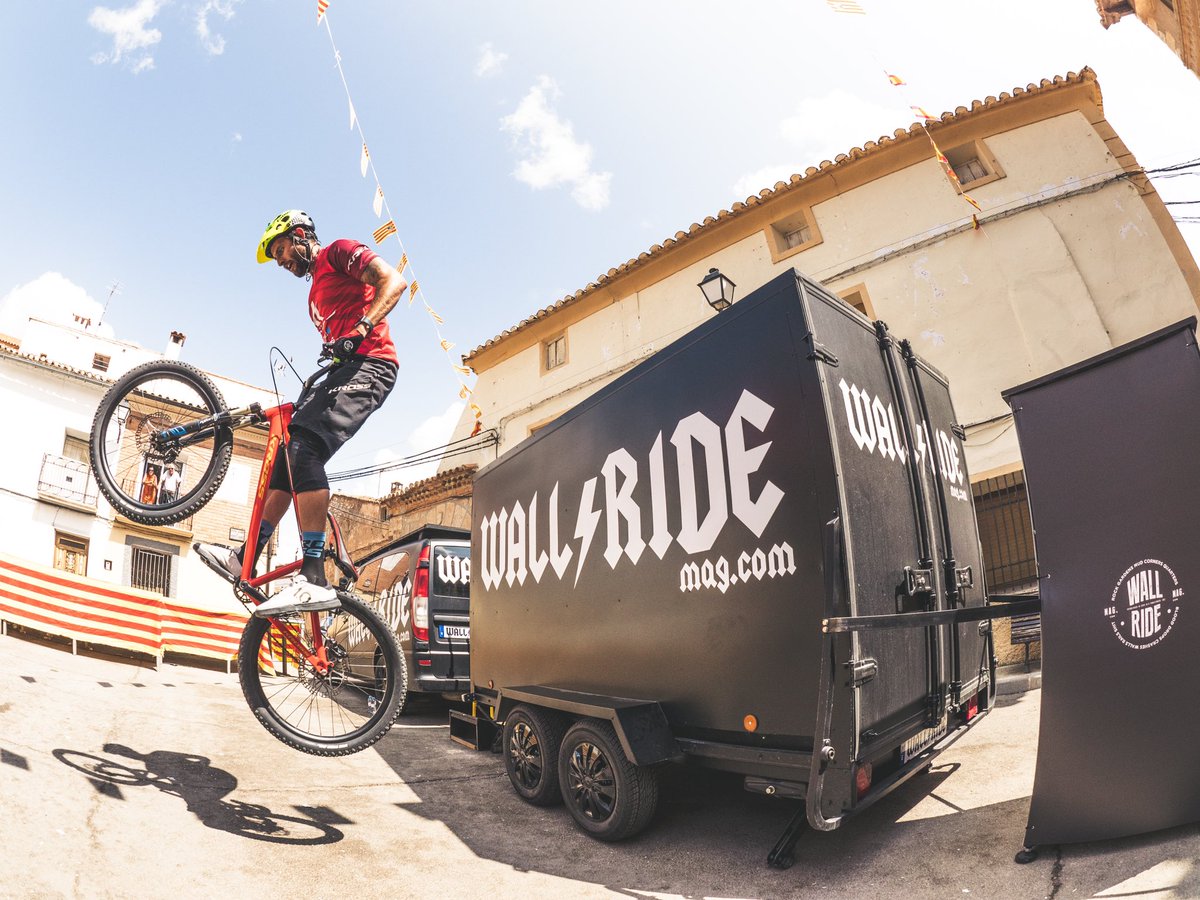 DavidCachon's tweet photo. Divertido #show el de hoy en Odón (Teruel) muy buena gente con ganas de pasarlo bien #bikeshow #bikedemo #exhibicionbike #trialshow ⛰ #odón #teruel #bikejump https://t.co/wSEjc2y3YF