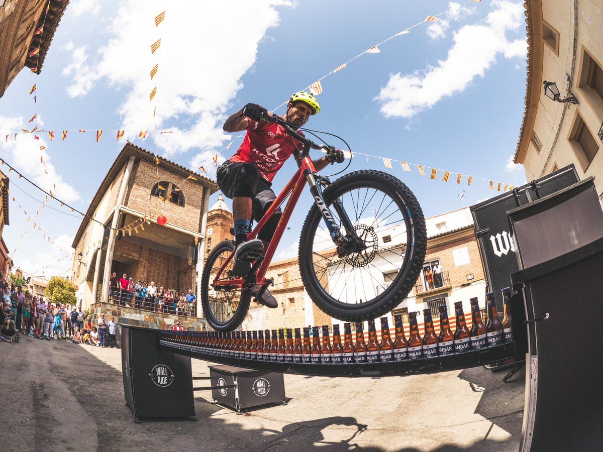 DavidCachon's tweet photo. Divertido #show el de hoy en Odón (Teruel) muy buena gente con ganas de pasarlo bien #bikeshow #bikedemo #exhibicionbike #trialshow ⛰ #odón #teruel #bikejump https://t.co/wSEjc2y3YF