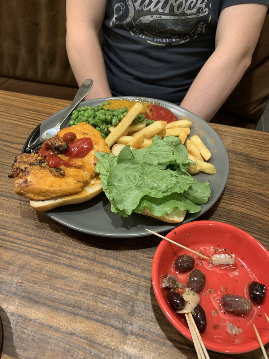 alinazarali's tweet photo. @NandosUK my friend is polite and has has been waiting 10 minutes for my food to arrive #theonlythingthatiscold https://t.co/fGqr8rVruH