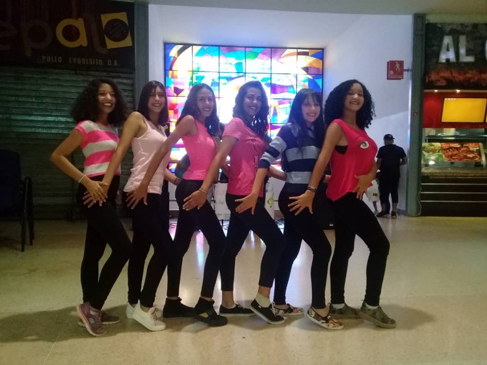 SinlimitesDe's tweet photo. #Sinlimitesbarinas #divasenmtvhits  #Siempredivas #sinlimitesreina #reina
@MinKarol5 @dorante219 @Dinasofiaamaya1  @Hooney35247215 https://t.co/KMwPQKiMM4