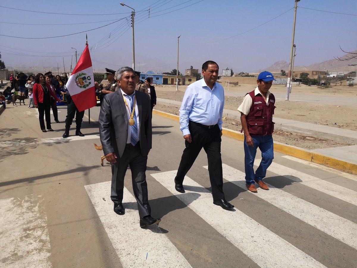 LuchoYika's tweet photo. #Hoy participé del desfile conmemorativo por el 38°Aniversario de creación política del C.P. #Sausal, ubicado en el distrito de #Chicama. Estuve acompañado de su alcalde, Victor Cuba, el subprefecto Jesús Delgado, y El alférez PNP Erik Villavicencio, de la Comisaría de Sausal.. https://t.co/g6cHRWsBfR
