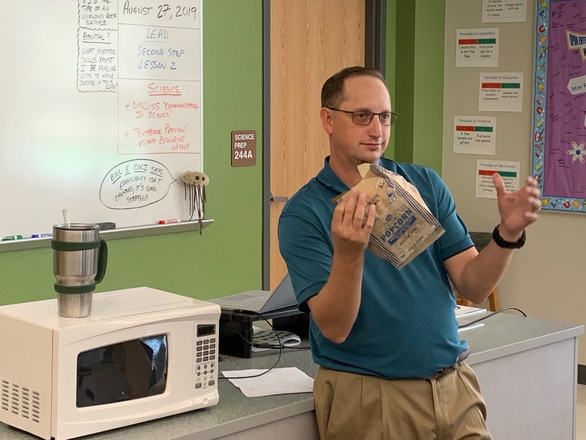Shaver017's tweet photo. 7th grade scientists practicing procedural communication by directing Mr. Tate on how to make popcorn. ⁦@BromleyHawks⁩ #Hawkway https://t.co/8y9h1a1hGv