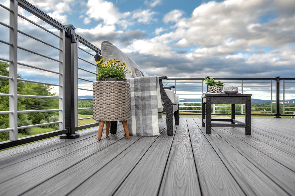 Trex_Company's tweet photo. Railing resonates so make sure it fits your style. Our tips get you there. https://t.co/dC0UdtuX6e
#railing #rodrail #trextranscend #trexislandmist #deckdesign #backyardinspo #outdoorliving #outdoorentertianing #deckplanning #project https://t.co/Tr8QyFOY1q