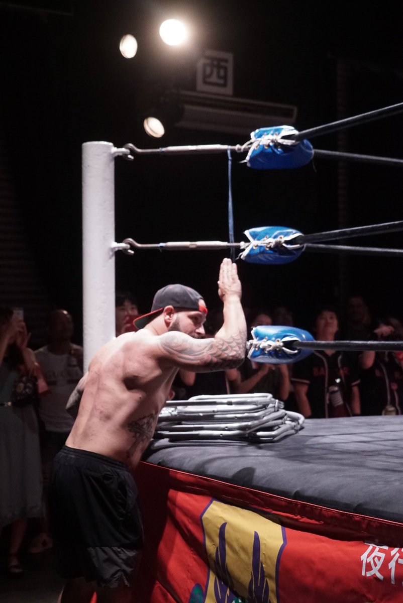 mia_myk0502's tweet photo. @intlwrestling @Ericryanpro @MarkusCrane エプロンを叩いてGCWとGレイバーのチャントを、あちこち移動して激を飛ばして、確かにBASARAファンはGレイバーを大歓迎だったと思うけど、それをうまくまとめてくれたのはエリックの力がとても大きかった。
#basara_pw
#gcwbegformercy #gcwbegformercy #GCW https://t.co/exLAgU2S9u
