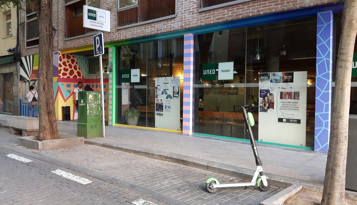 Scooterb0y's tweet photo. #Barrerismo extremo, visto hoy en Lavapiés (y, por supuesto, apartado). ¿En qué cabeza cabe que pueda ser aceptable dejar tu patinete @limebike en una plaza para personas con discapacidad?

No hay derecho.😠😡 #apartinetes https://t.co/TgNn4qzR4o