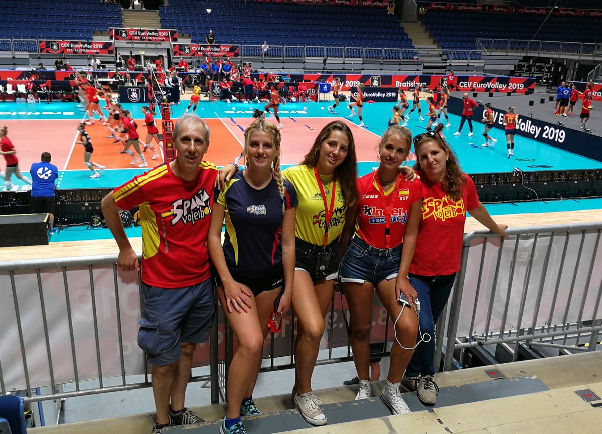 Animando a @VoleyFemAbs  en Bratislava. Partido muy disputado frente a Suiza pero victoria 3-2 en <a href="/CEVEuroVolley/">CEVEuroVolley</a>