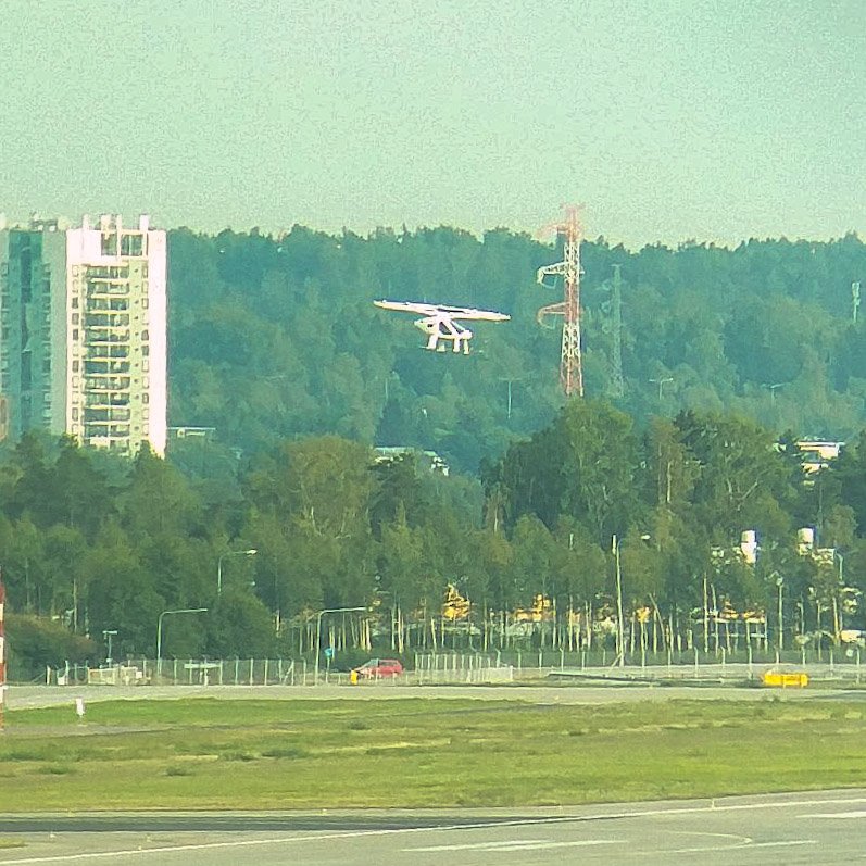 Kopo_Man's tweet photo. Multikopteri, jossa on ihminen (kuski) kyydissä, kurvaili tänään Helsinki-Vantaalla.
Rohkea heppu 😀.
Malmillehan näitä mahtuisi pörräämään. #drone #multikopteri #himmeli #malmi https://t.co/XzTSH8wkT9