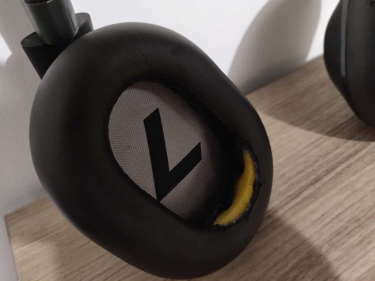 killuminiiiou's tweet photo. @Plantronics @PLTgaming_FR I bought these BB Pro 2 less than 2 years ago (nov. 2017)... And I always took care of them... Disappointed :(. Anything you can do? https://t.co/h1IT9ZaVcO