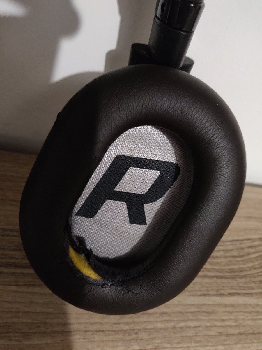 killuminiiiou's tweet photo. @Plantronics @PLTgaming_FR I bought these BB Pro 2 less than 2 years ago (nov. 2017)... And I always took care of them... Disappointed :(. Anything you can do? https://t.co/h1IT9ZaVcO