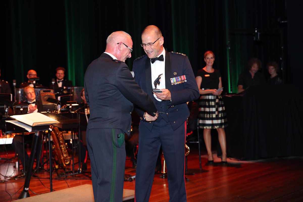Zelf samengesteld #afscheidsconcert Commandant Landstrijdkrachten lgen Beulen <a href="/ChasseTheater/">Chassé Theater Breda</a> opgedragen aan collega’s, eindigt met ‘the show must go on’. En namens alle onderofficieren <a href="/landmacht/">Koninklijke Landmacht</a>  als dank een #voorwaarts Morgen #commandooverdracht