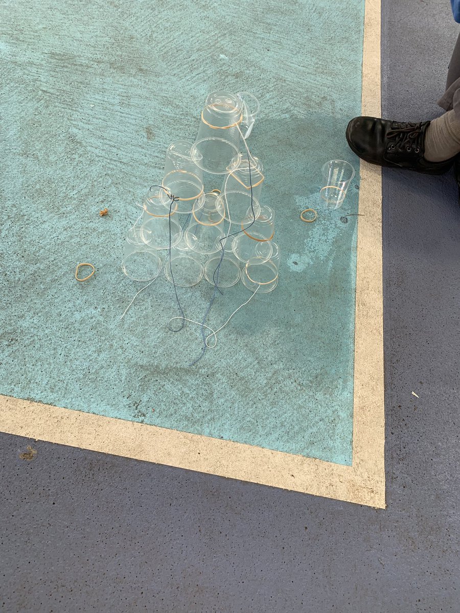 Before the launch of our PBL, we thought it was important to specifically teach to the 21st century skills. Ss were to create a tower of cups without touching them with their hands. Students had to communicate effectively for this to work. #acuedu_p #21stcenturylearning #PBL
