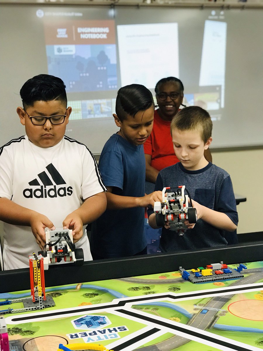 MsHaysCounselor's tweet photo. First day of Robotics! #robots @MendenhallHorns @mendenhall5th @Mendenhall4th #MendenhallLearns @Plano_Now @cityofplanotx @Plano_Schools @pisd_sel @Ms_LanH https://t.co/11lNedBmr1