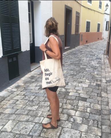 txiRosique11's tweet photo. Idò, llegir és mel. Gràcies @vaDllibres, @DolorsBoatella i @MarcPiki 😉 #Menorca2019 https://t.co/mgXm3xgwoY