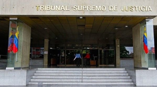 AulaAbiertaLA's tweet photo. #ALERTA 

#27Ago TSJ usurpa nuevamente las funciones del Poder Legislativo: suspende “temporalmente” los artículos 31, 32 y 65 de la Ley de Universidades, creando de forma inconstitucional un nuevo procedimiento de elecciones de autoridades de las universidades nacionales. https://t.co/3XP2gnc8v0