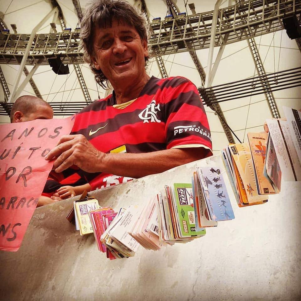 O Clube de Regatas do Flamengo se solidariza com familiares e amigos do torcedor símbolo da Nação Rubro-Negra Levy, que nos deixou nesta terça-feira. Em homenagem, será realizado um minuto de silêncio no #FLAxPAL, domingo (01).