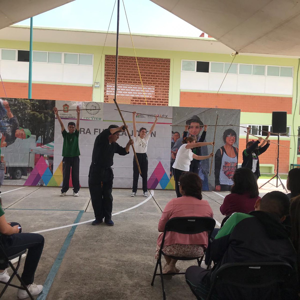 IMEJ_'s tweet photo. 🙋‍♀️🙋‍♂️Con la participación de las y los jóvenes, hoy por la mañana la gira de servicios #FuerzaJovenEDOMÉX; estuvo en el #CECYTEM de Cuautitlán México, dónde acercamos servicios de salud, medio ambiente, prevención del embarazo adolescente, prevención de adicciones entre otros. https://t.co/LpHCYsB3G3
