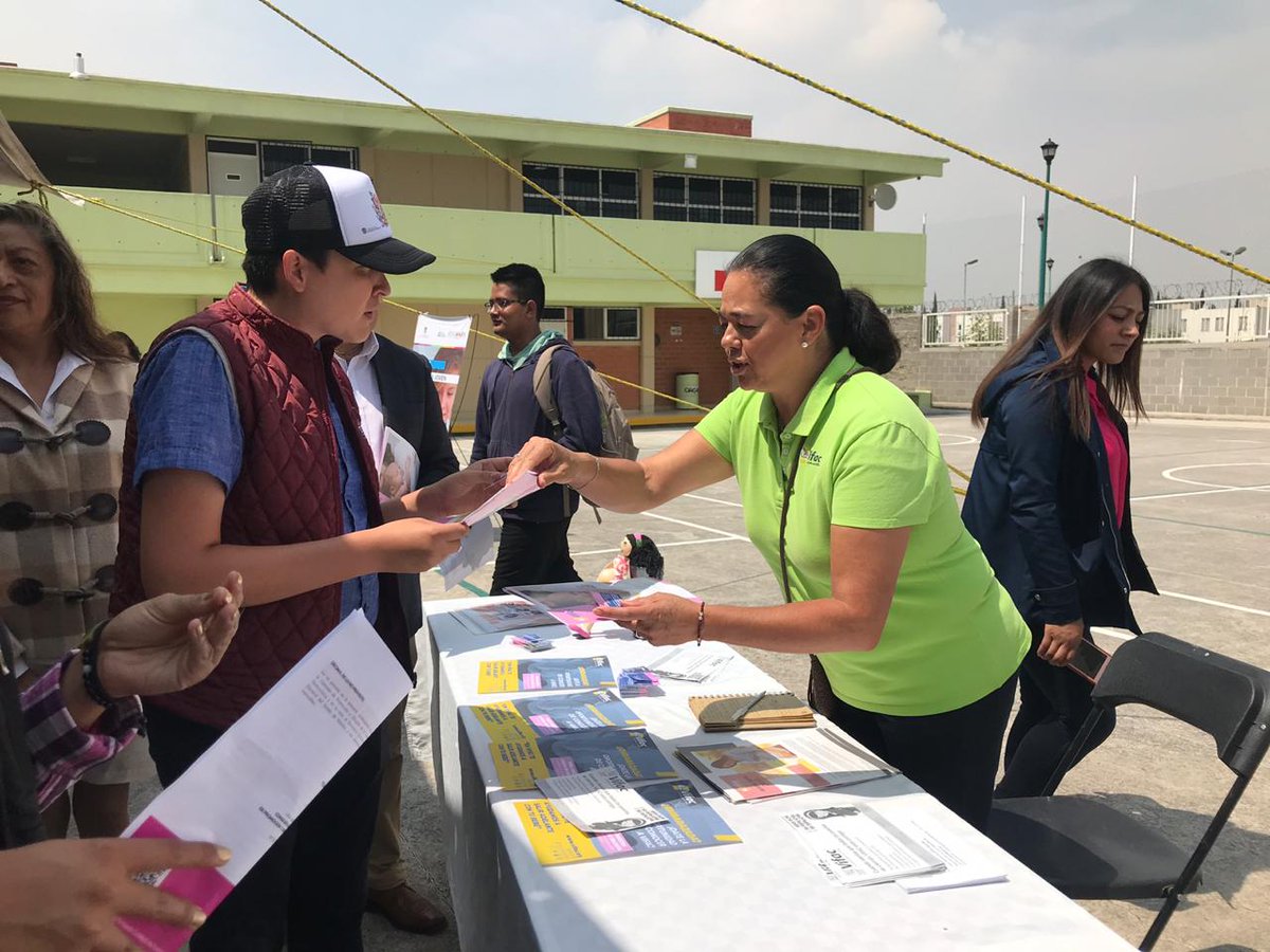 IMEJ_'s tweet photo. 🙋‍♀️🙋‍♂️Con la participación de las y los jóvenes, hoy por la mañana la gira de servicios #FuerzaJovenEDOMÉX; estuvo en el #CECYTEM de Cuautitlán México, dónde acercamos servicios de salud, medio ambiente, prevención del embarazo adolescente, prevención de adicciones entre otros. https://t.co/LpHCYsB3G3