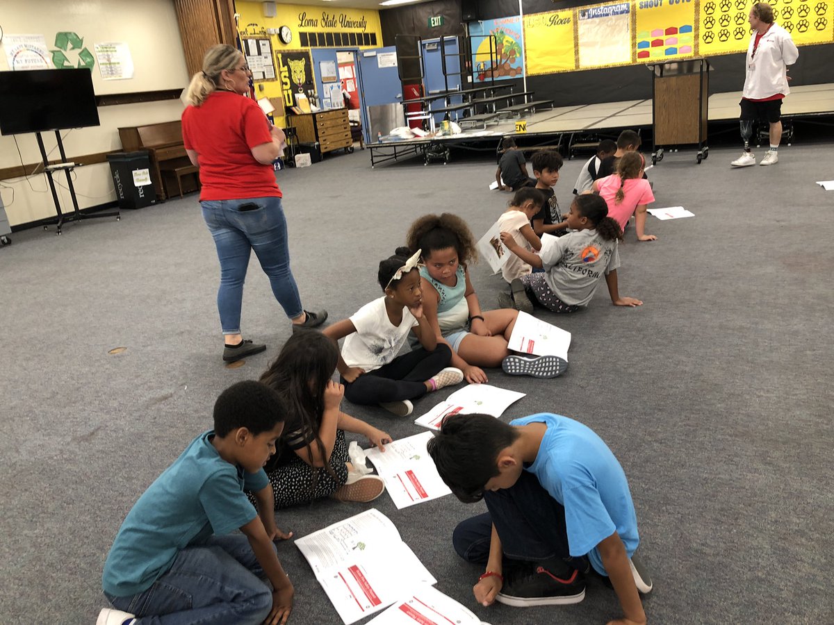 LOMA_ESS's tweet image. The Pillowcase Project is at Loma today getting our scholars ready for an emergency (: #LMSVHEART #ESSROCKS #attendconnectbelongLMSV