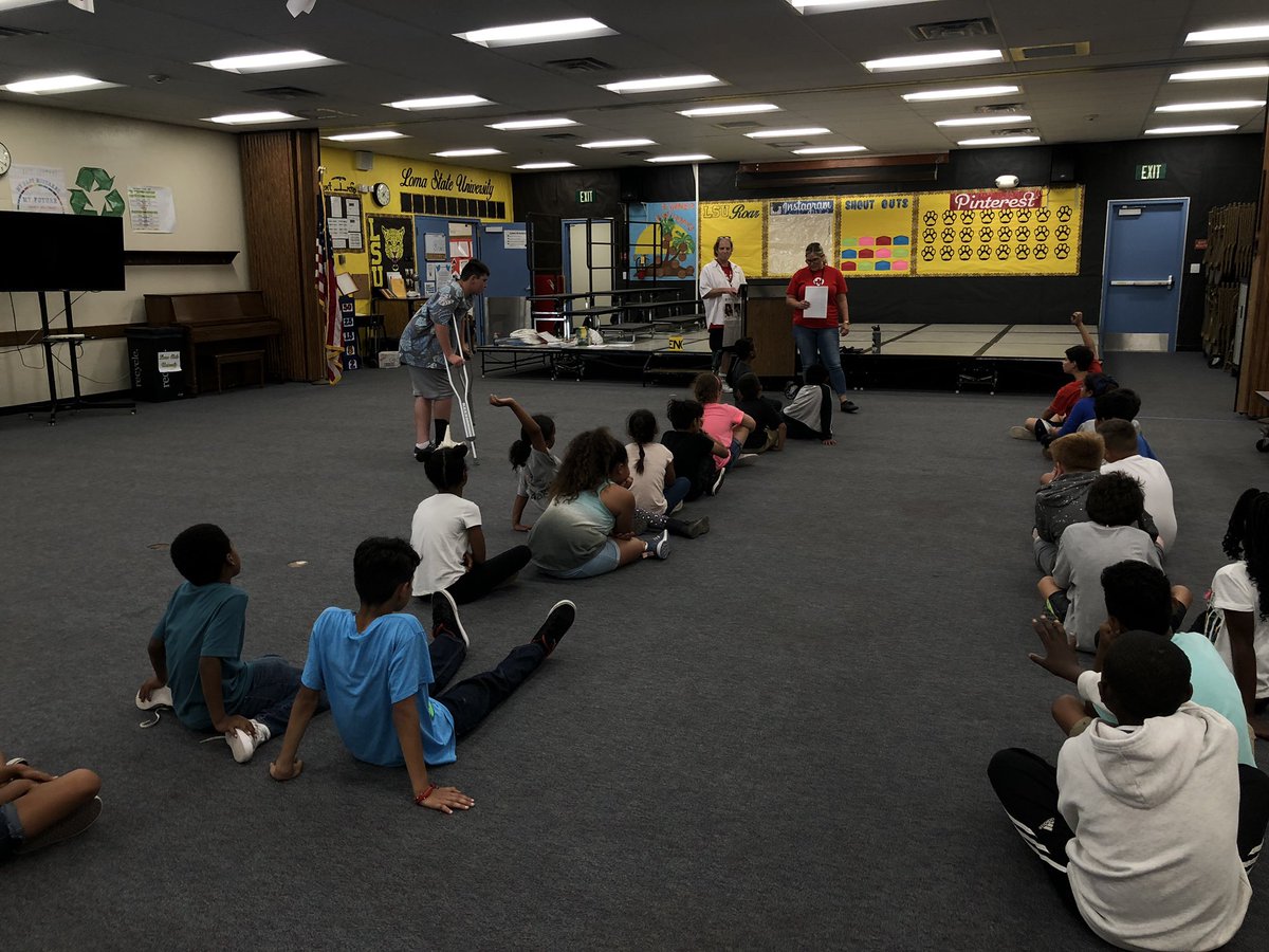 LOMA_ESS's tweet image. The Pillowcase Project is at Loma today getting our scholars ready for an emergency (: #LMSVHEART #ESSROCKS #attendconnectbelongLMSV