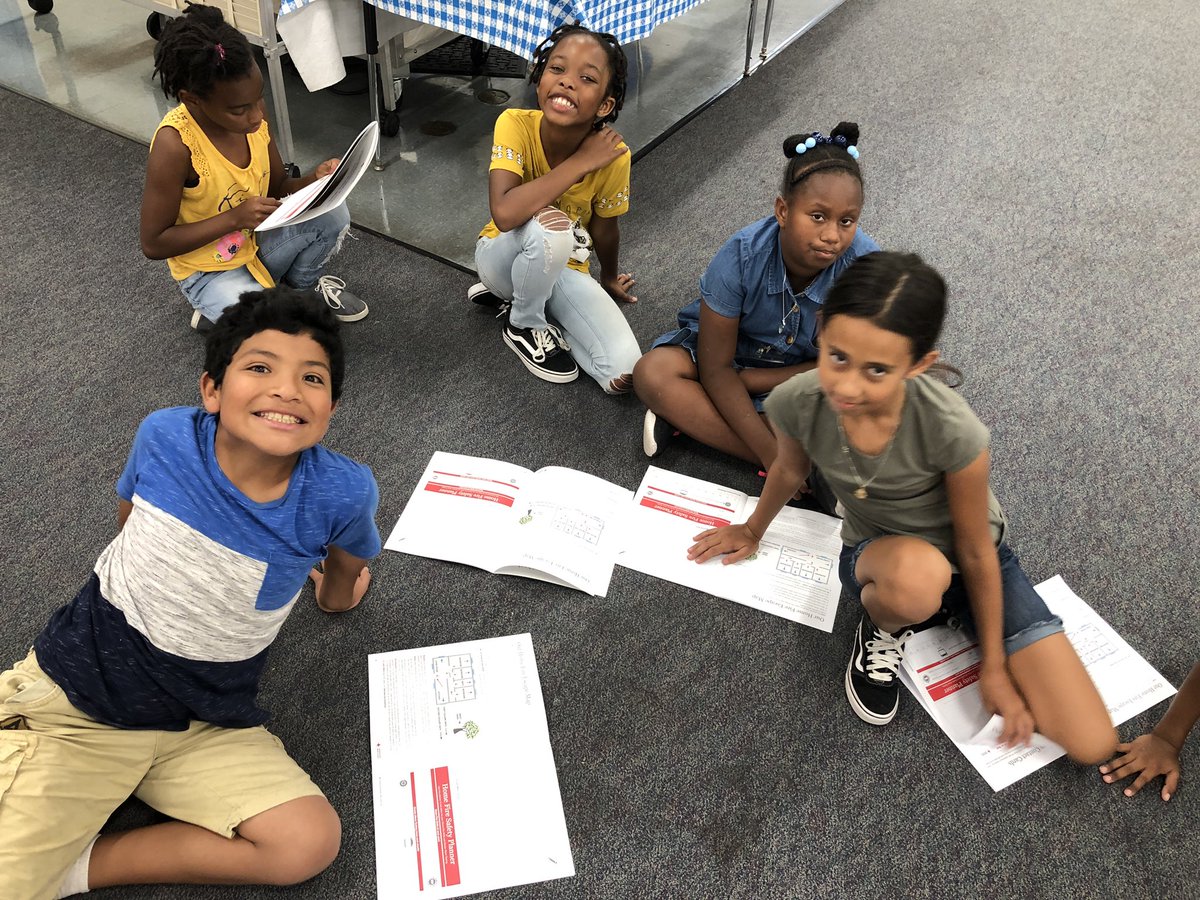 LOMA_ESS's tweet image. The Pillowcase Project is at Loma today getting our scholars ready for an emergency (: #LMSVHEART #ESSROCKS #attendconnectbelongLMSV