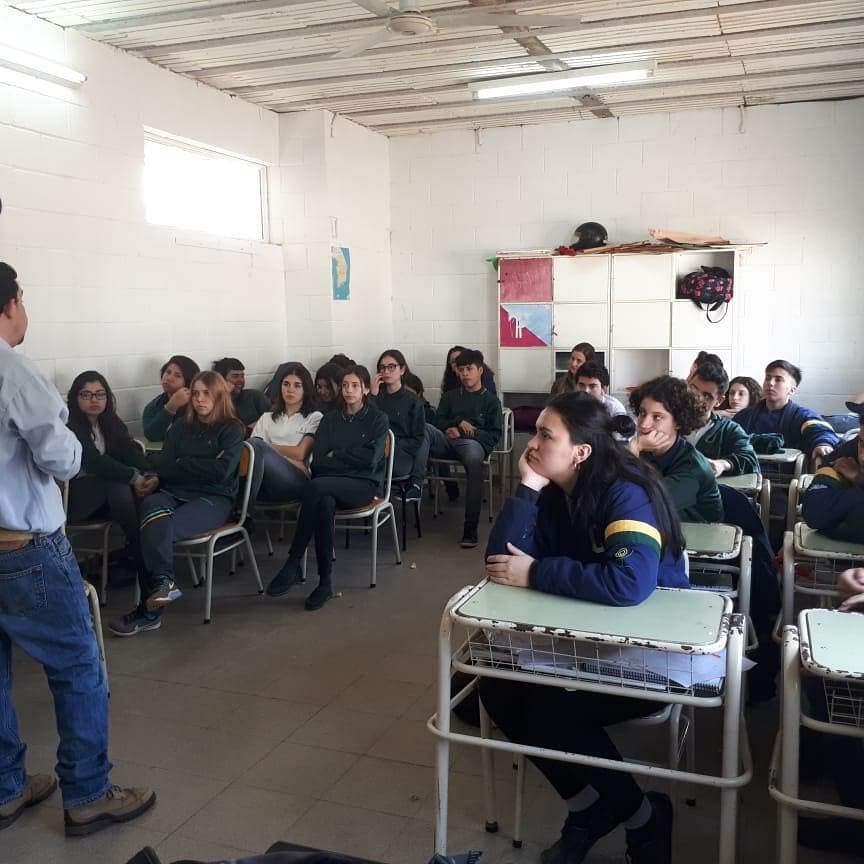 academicaunvm's tweet photo. 📌 En el día de hoy, en la escuela secundaria Instituto El Caminante, se llevó a cabo la actividad: "Cambio climático: ¿se volvió loco el clima? ¿o somos nosotros?", en el marco de las charlas-académico científicas del #ProgramaNEXOS y #ConCIENCIAr https://t.co/uhjhkaVc3N