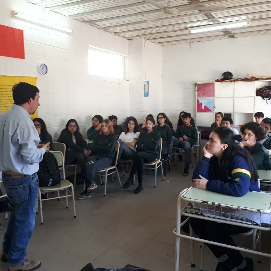 academicaunvm's tweet photo. 📌 En el día de hoy, en la escuela secundaria Instituto El Caminante, se llevó a cabo la actividad: "Cambio climático: ¿se volvió loco el clima? ¿o somos nosotros?", en el marco de las charlas-académico científicas del #ProgramaNEXOS y #ConCIENCIAr https://t.co/uhjhkaVc3N