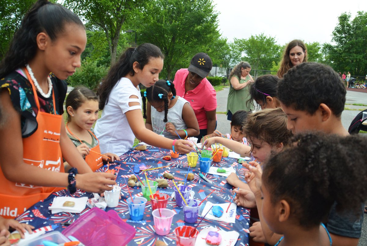 GFRPartners's tweet photo. On Wed., Aug. 21, the @frpsinfo sponsored a #FREE, citywide #Back2School #FieldDay  @fallriver_ma families.

Held at @frps_sb, the event included kindness rock painting, bubble-making, wood-working, a whole group rhythmical activity &amp; distribution of over 400 #FREE backpacks. https://t.co/BxO6GRiN9l