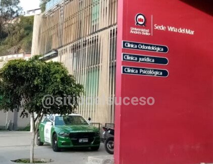 sitiodelsuceso's tweet photo. AHORA VIÑA DEL MAR: Carabineros indaga amenaza de muerte contra profesor y alumnos de la Universidad Andrés Bello, calle Quillota https://t.co/BXNCDbyHaH