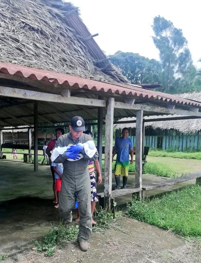 aeronavalpanama's tweet photo. Continuamos apoyando a las comunidades de difícil acceso, a bordo del AN-177 equipo #Aeronaval de pilotos y paramédicos evacuaron a una bebé de un mes de nacida por picadura de alacrán para atención médica urgente desde Río Veraguas Calovébora hasta Santiago. #UnidosLoHacemos https://t.co/5SkrRnmxiK
