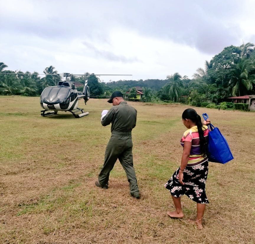 aeronavalpanama's tweet photo. Continuamos apoyando a las comunidades de difícil acceso, a bordo del AN-177 equipo #Aeronaval de pilotos y paramédicos evacuaron a una bebé de un mes de nacida por picadura de alacrán para atención médica urgente desde Río Veraguas Calovébora hasta Santiago. #UnidosLoHacemos https://t.co/5SkrRnmxiK