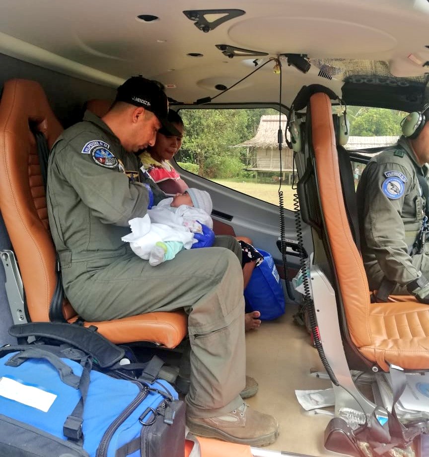 aeronavalpanama's tweet photo. Continuamos apoyando a las comunidades de difícil acceso, a bordo del AN-177 equipo #Aeronaval de pilotos y paramédicos evacuaron a una bebé de un mes de nacida por picadura de alacrán para atención médica urgente desde Río Veraguas Calovébora hasta Santiago. #UnidosLoHacemos https://t.co/5SkrRnmxiK