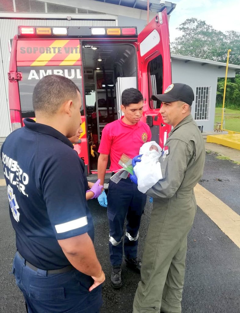 aeronavalpanama's tweet photo. Continuamos apoyando a las comunidades de difícil acceso, a bordo del AN-177 equipo #Aeronaval de pilotos y paramédicos evacuaron a una bebé de un mes de nacida por picadura de alacrán para atención médica urgente desde Río Veraguas Calovébora hasta Santiago. #UnidosLoHacemos https://t.co/5SkrRnmxiK