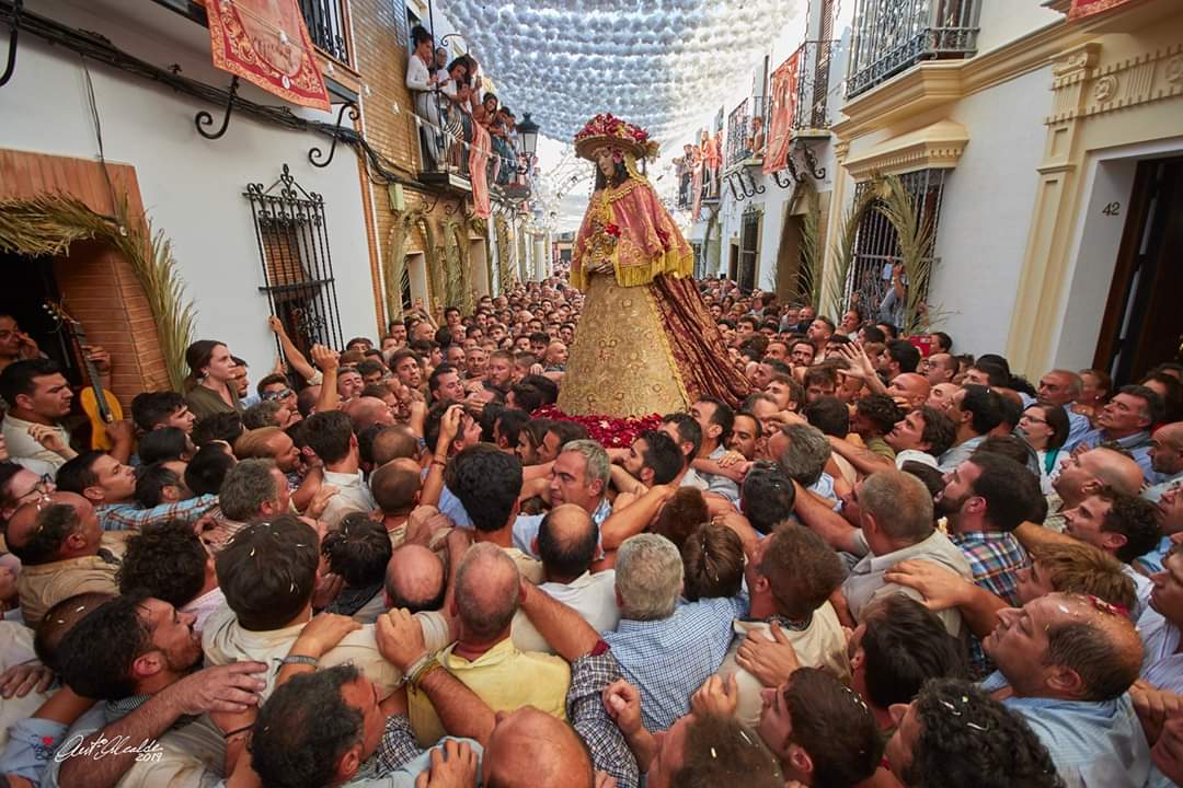 ChemiSaavedra's tweet photo. Me encanta esta foto. La Virgen paseando por las calles de su pueblo, tras siete años. https://t.co/6R6UY5suOa