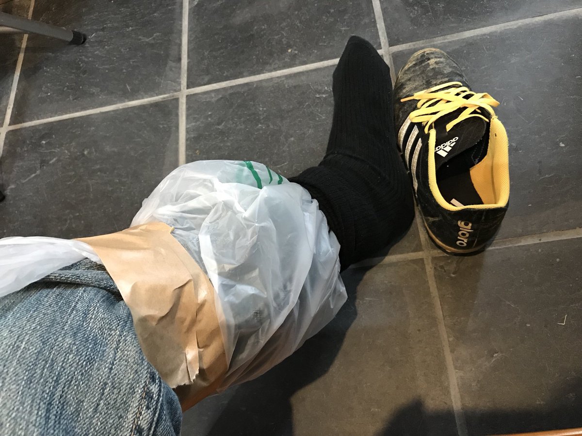 gtt214214's tweet photo. 冠水の移動は長靴ではなく、履き慣れたスニーカーがベスト…について補足です。
足が冷えたり濡れたりが不安な人はゴミ袋を写真のようにして靴下を履く。
ガムテープで止めるのは必ず関節の下。東日本大震災際、津波後の石巻の冠水路を歩いた時の工夫です。
参考になりますように。

#大雨特別警報 https://t.co/3cu7TlchqY