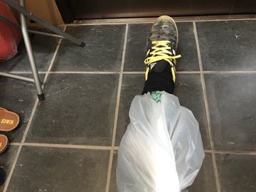 gtt214214's tweet photo. 冠水の移動は長靴ではなく、履き慣れたスニーカーがベスト…について補足です。
足が冷えたり濡れたりが不安な人はゴミ袋を写真のようにして靴下を履く。
ガムテープで止めるのは必ず関節の下。東日本大震災際、津波後の石巻の冠水路を歩いた時の工夫です。
参考になりますように。

#大雨特別警報 https://t.co/3cu7TlchqY