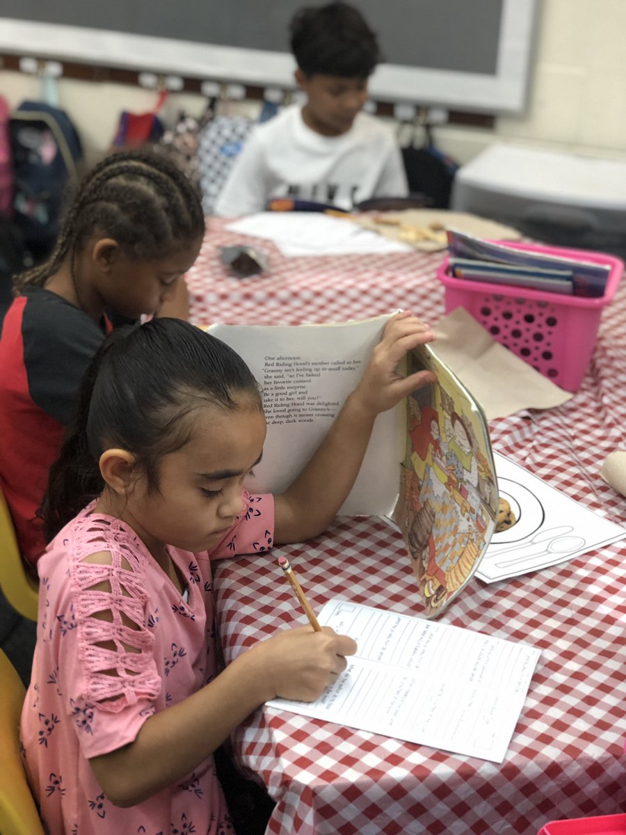 mrskimreysclass's tweet photo. Students walked into “Mrs. Kimrey’s Cafe” to “sample” a variety of books from my library! #engagedlearners #readersareleaders #PrideIn5 https://t.co/FA11gISgKk