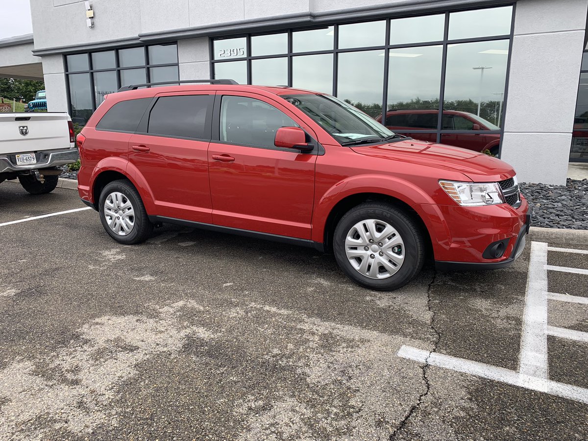 MMMUNDY97's tweet image. 3&amp;amp;4 headed out the door, 19 Compass staying local and 19 Journey headed to Bluefield Va!!! 4 cars on the beautiful Rainey day!! #blessed #jeep #sellingmachine