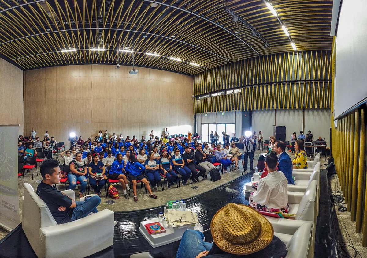 CanalTRO's tweet image. En este momento en el centro de convenciones #Neomundo el Gobernador de Santander @DidierTaveraA y la gestora social realizan el conversatorio "Lo hemos dado todo por la familia" en el marco de #Ulibro2019